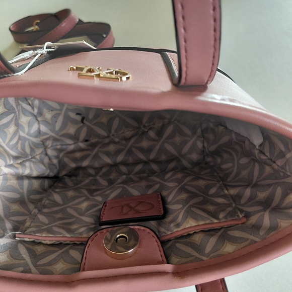 Christian Lacroix Elegant Pink Crossbody Bag with Gold Logo - Picture 4 of 4